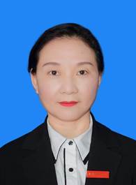 穿着西装的男孩描述已自动生成