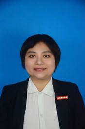 小孩穿着西装描述已自动生成