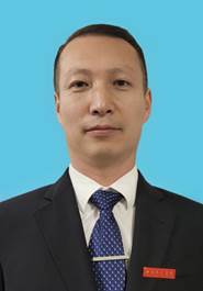 穿着西装的男人描述已自动生成