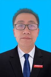 穿西装戴眼镜的男人描述已自动生成