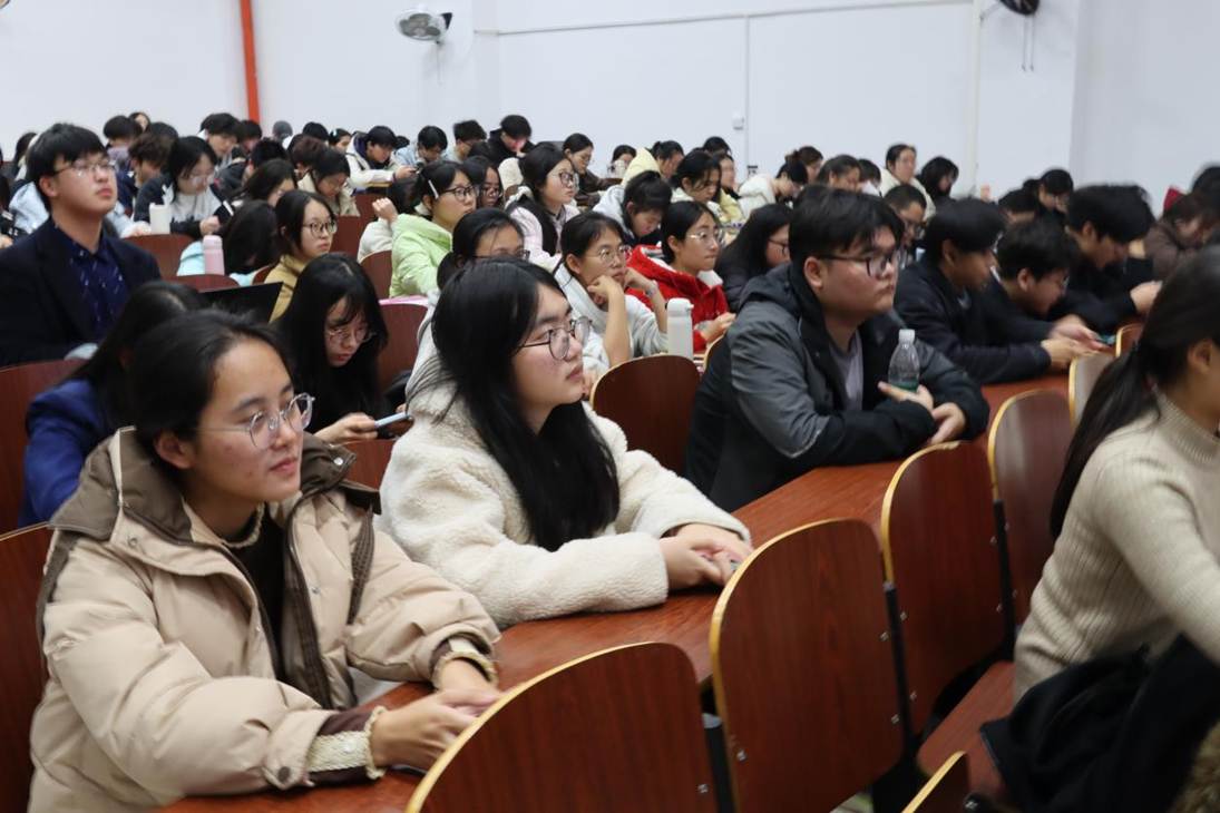 同学们认真听讲